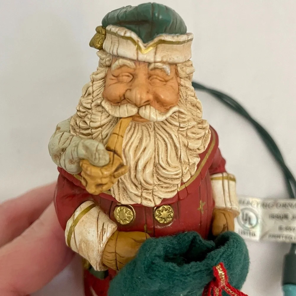 VTG Hallmark Keepsake Santa's Secret Gift Magic Musical Christmas Ornament 1997 - Picture 8 of 12